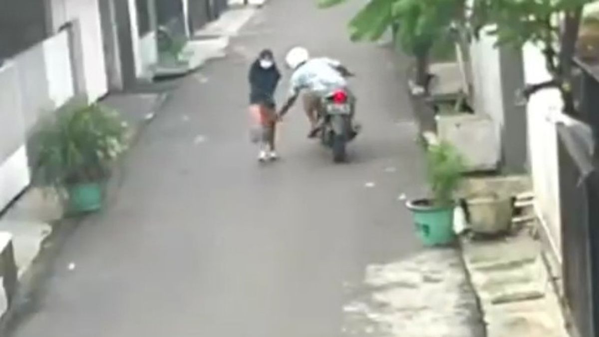 Recorded By CCTV, Pedestrian Employees Snatched In Matraman, East Jakarta