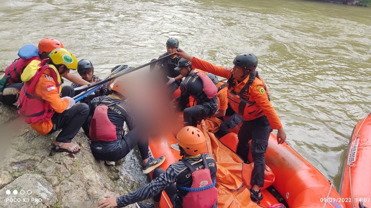 Joint SAR Team Find The Body Of A Rongsokan Goods Searcher Who Sinks Into The Cihaniwung River