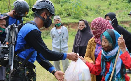 Kopassus Bagi-bagi Sembako Sambil Ingatkan Protokol Kesehatan ke Warga Cihuni Purwakarta