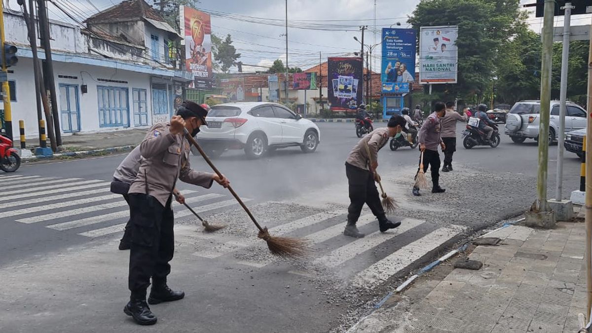 Saat Kapolsek Bersih-bersih Kerikil di Simpang Empat RS Tulungagung