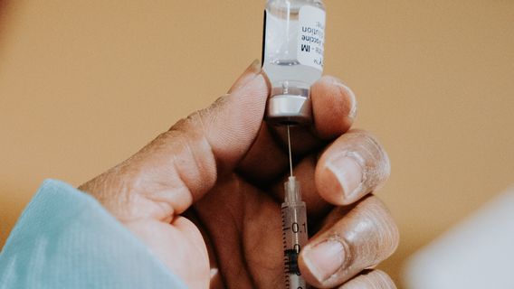 印尼大学流行病学家埃里克·托尔的工作人员说，个人付费疫苗是给牛群免疫的：就说你在卖疫苗