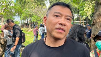 Anang Hermansyah Kenang Jasa Bunda Iffet di Pemakaman: 
