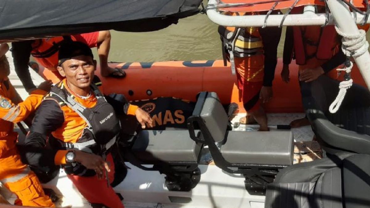 قام فريق البحث والإنقاذ بتوسيع منطقة البحث عن ضحايا فيضانات بانجانج هومباهاس إلى مياه بحيرة توبا