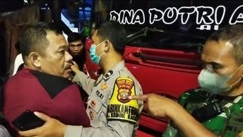 在Psk Tanah Abang的突袭地点有一名男子自称是Babinsa，他是最初被警察分开的Tni成员 