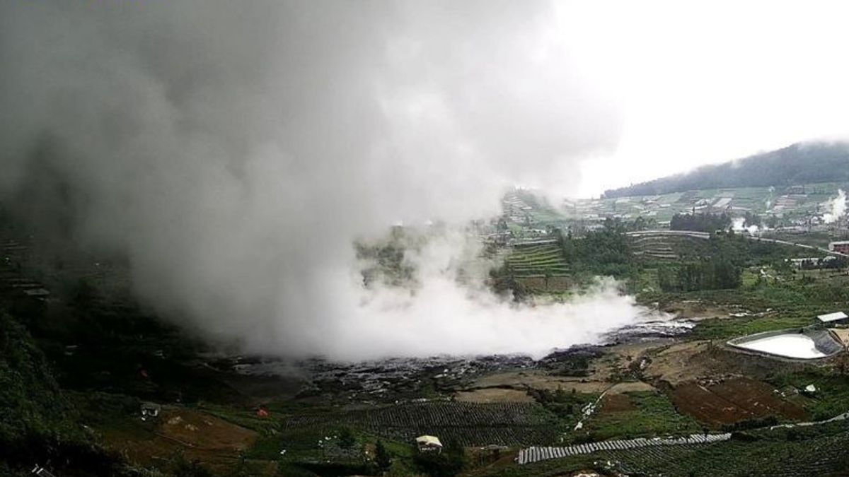 Kawah Sileri Banjarnegara Semburkan Lumpur Sejauh 40 Meter