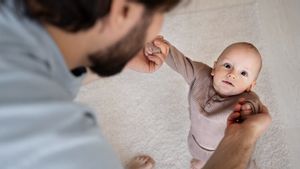 Tak Bisa Langsung Melihat Dunia, Yuk Cari Tahu Umur Berapa Bayi Bisa Melihat dengan Sempurna