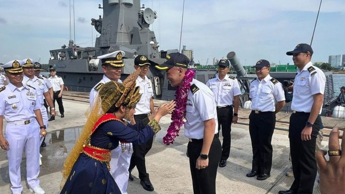 インドネシア海軍がバタムでの合同演習に先立ち、シンガポール軍艦を歓迎