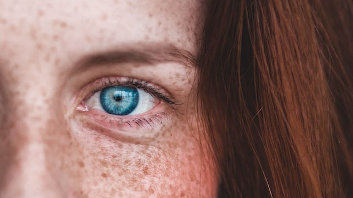 Saran Ahli, Pastikan 6 Bahan Aktif Ini Terkandung dalam Produk <i>Eye Cream</i> Kamu