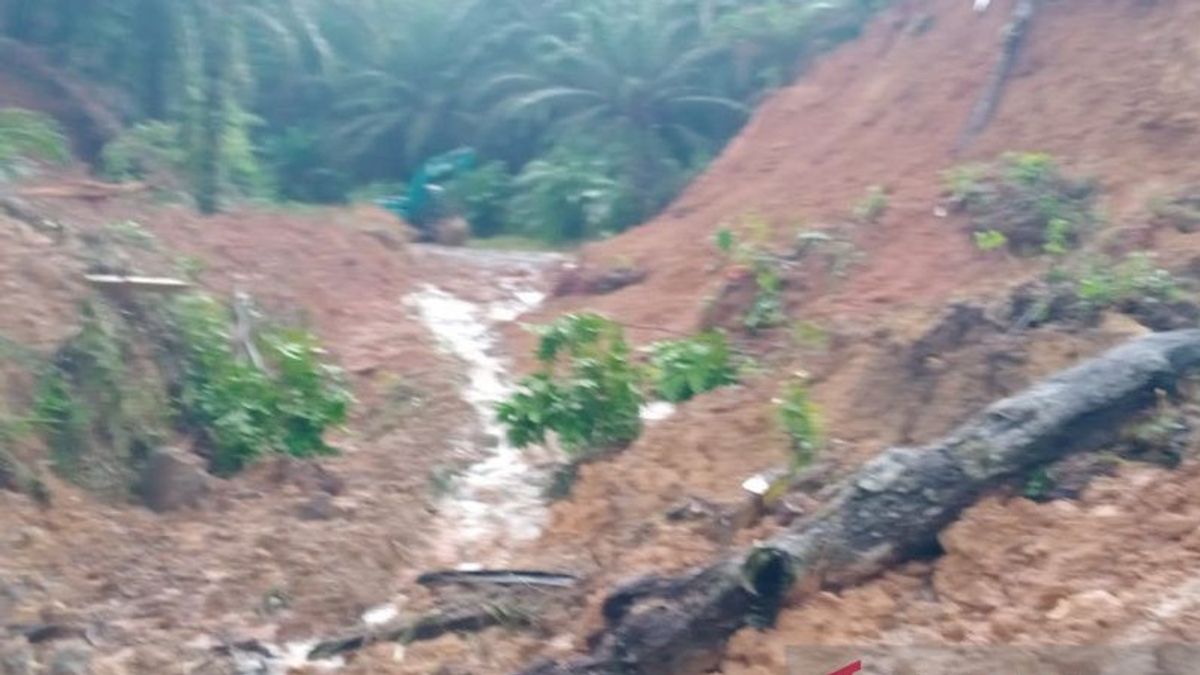 道路因山体滑坡而受损，森当穆利亚穆科穆科科居民使用村庄资金进行维修