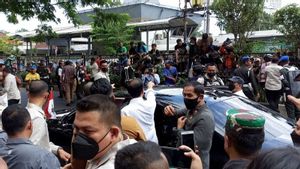 Presiden Jokowi Bagi-Bagi Sembako Serta Kaos, Warga Surabaya Naik Pagar Pembatas: Pak, Saya Belum Dapat