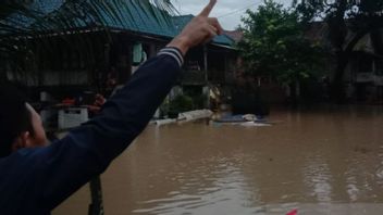 洪水淹没了Muara Enim Sumsel3个地区的数百栋房屋，水位达到2米