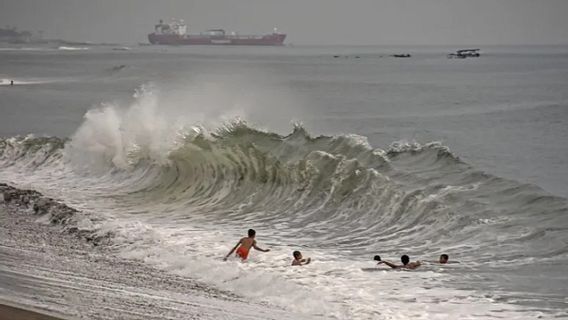 バンテンのサウスコーストビーチで休暇を過ごす観光客は、6メートルもの波の可能性に注意するよう求められます