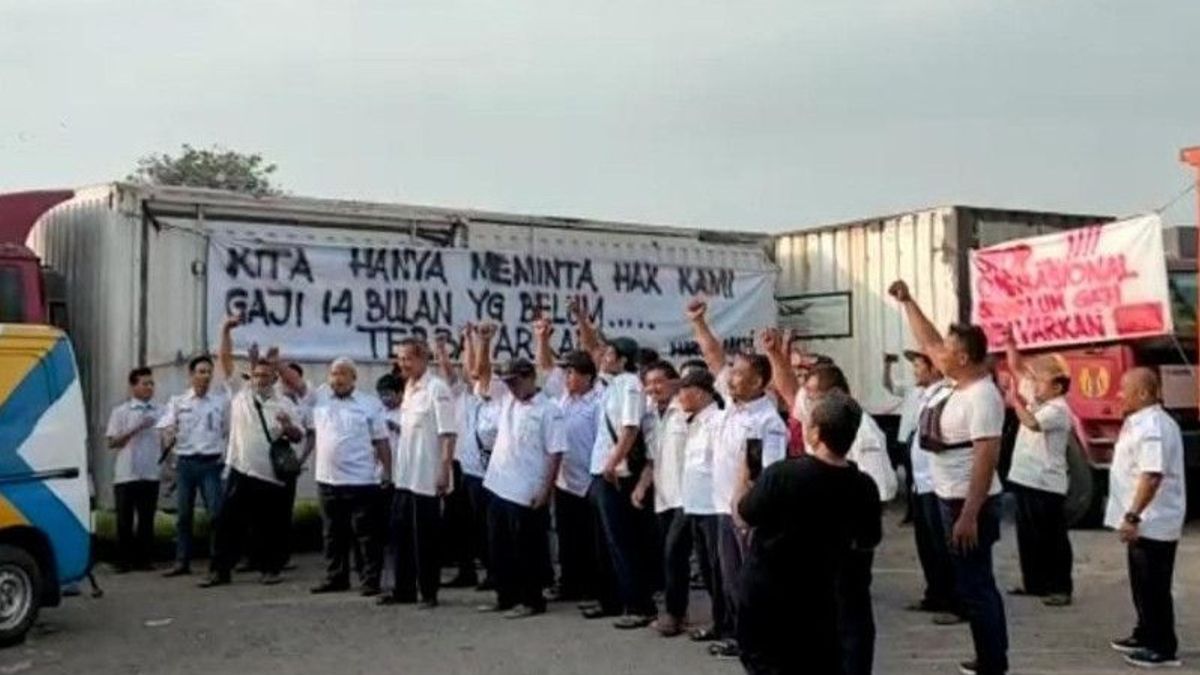 Dozens Of Logistics Damri Workers Say They Haven't Received 14 Months Of Salary