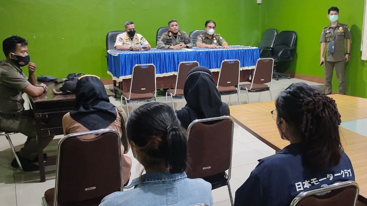 4 Non-Married Couples Arrested By Officers While Together In A Budget Class Hotel Room In Tangerang