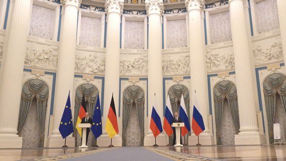 المستشارة الألمانية تدعو الرئيس بوتين للخوف من شرارات الديمقراطية والخارجية الروسية: لن ندع النار مرة أخرى