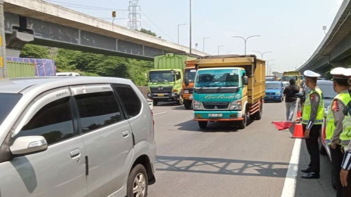 Odd-Even Homecomers Expelled At West Karawang Toll Gate