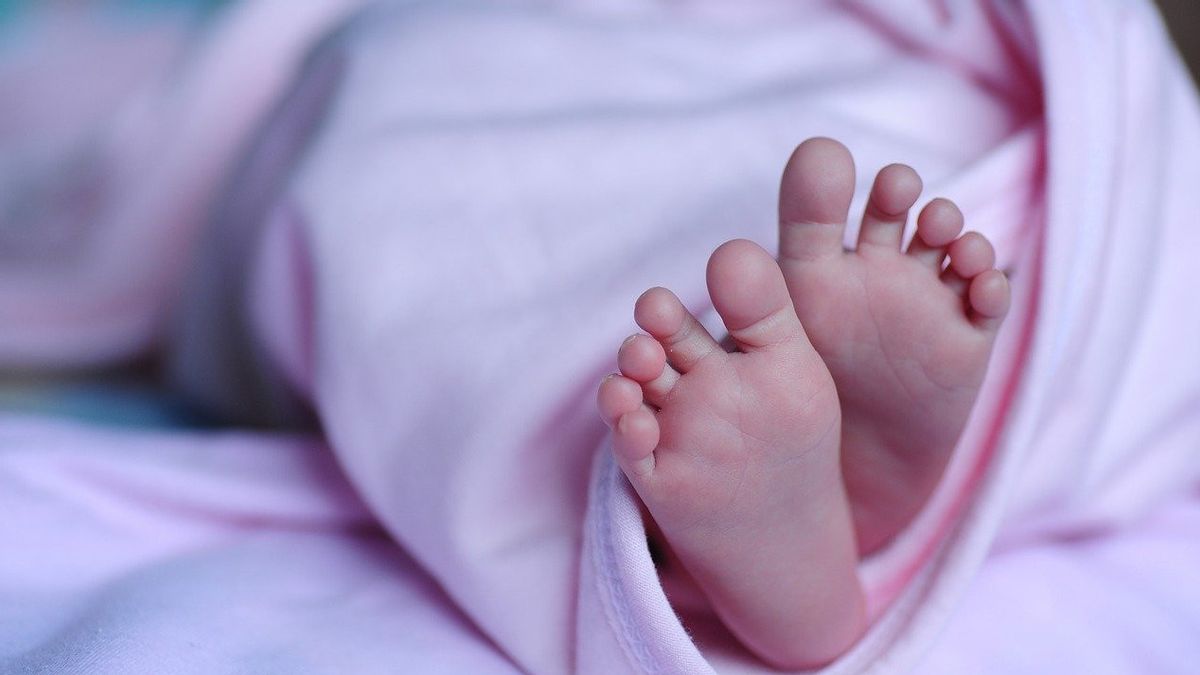 وفاة طفلة في ماكاسار بطريق الخطأ من قبل والدتها التي كانت نائمة أثناء الرضاعة الطبيعية