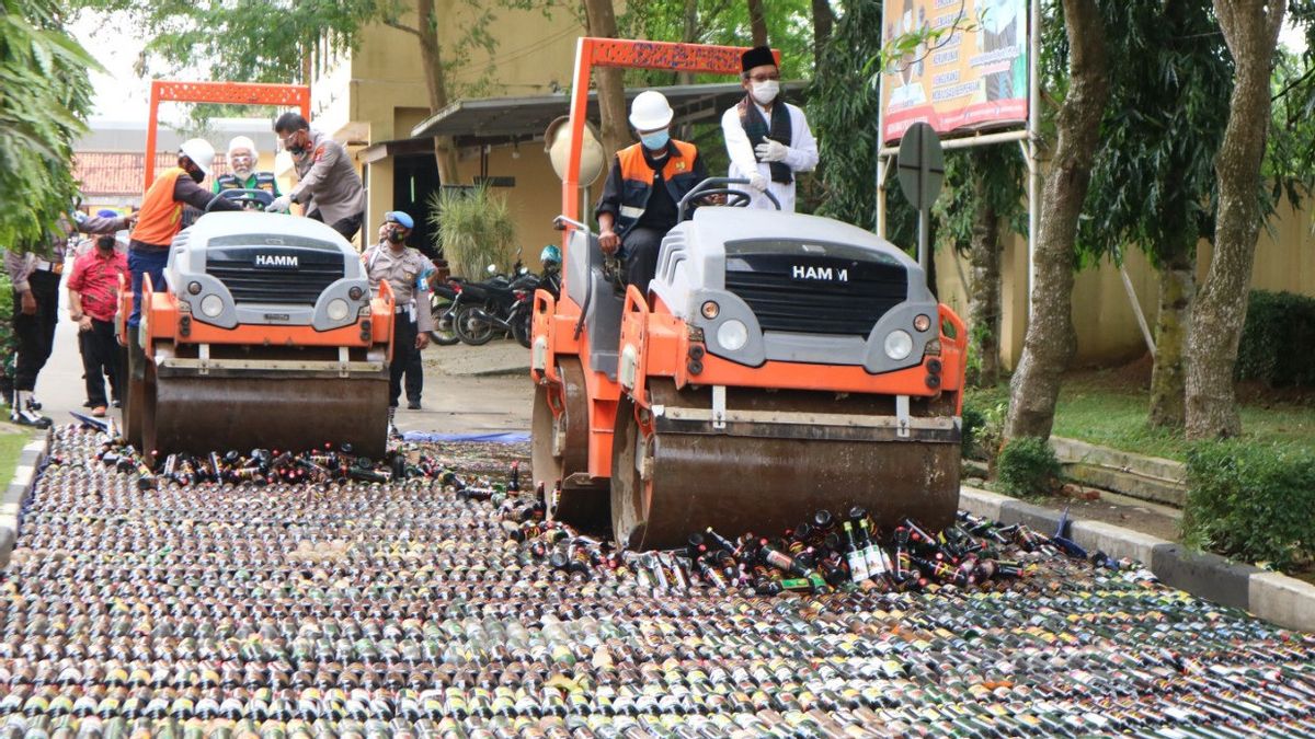 Thousands Of Bottles Of Alcohol And Drugs Destroyed At The Banten Police Headquarters With Ulama