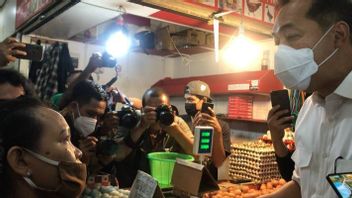 Sambil Bawa Jerigen, Emak-Emak 'Semprot' Mendag Lutfi yang Sedang Sidak ke Pasar Senen: Katanya Ada Menteri, Ada Minyak?