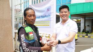 Wijaya Peduli Bangsa Foundation Holds 'Friday Blessings', Shares Free Lunch With Ojol