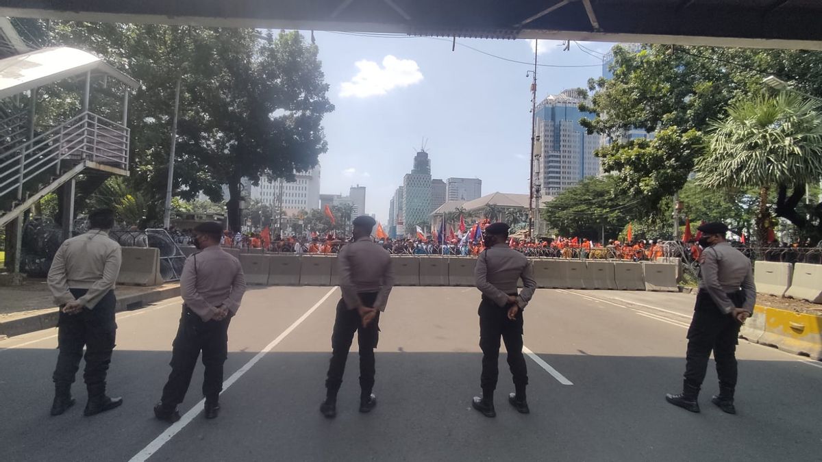 Thousands Of Police Guarding Labor Demonstrations Rejecting Job Creation Perppu
