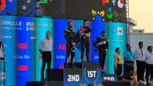 Bingung Tak Ada Momen Semburkan Sampanye, Juara Formula E Jakarta  Mitch Evans Ayunkan Trofi Kemenangan ke Arah Rekan dan Penonton