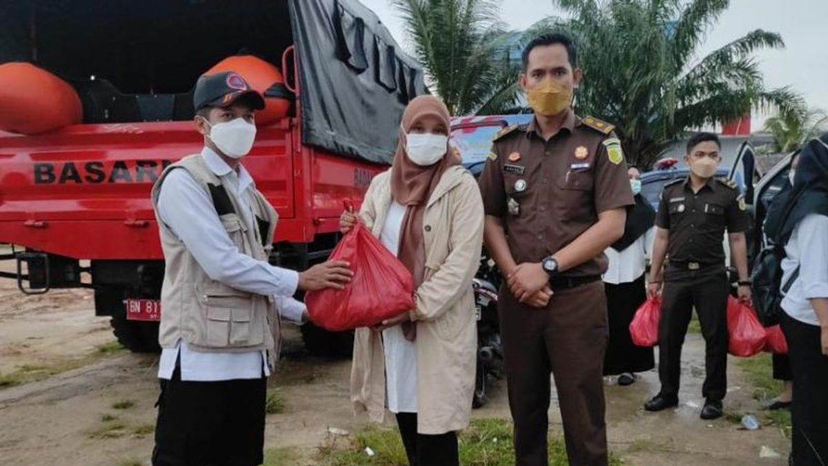 Kejari Bangka Barat Membagikan Makanan Siap Santap kepada Korban Banjir Pasang Air Laut