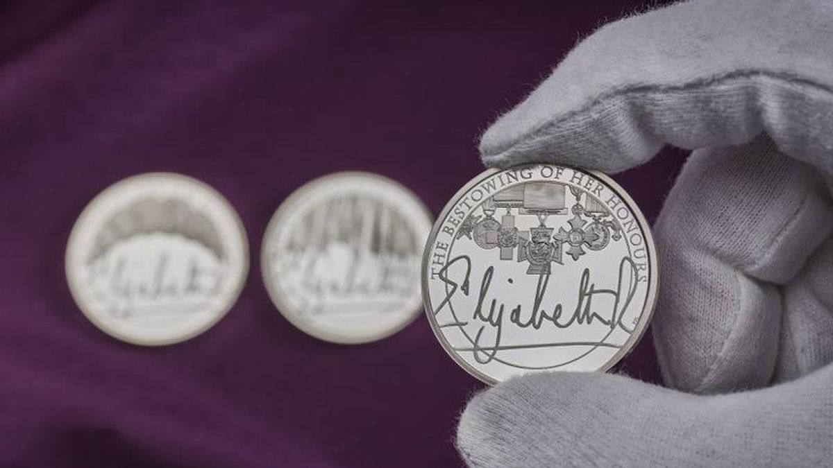 英国女王伊丽莎白二世的签名首次出现在收藏币上