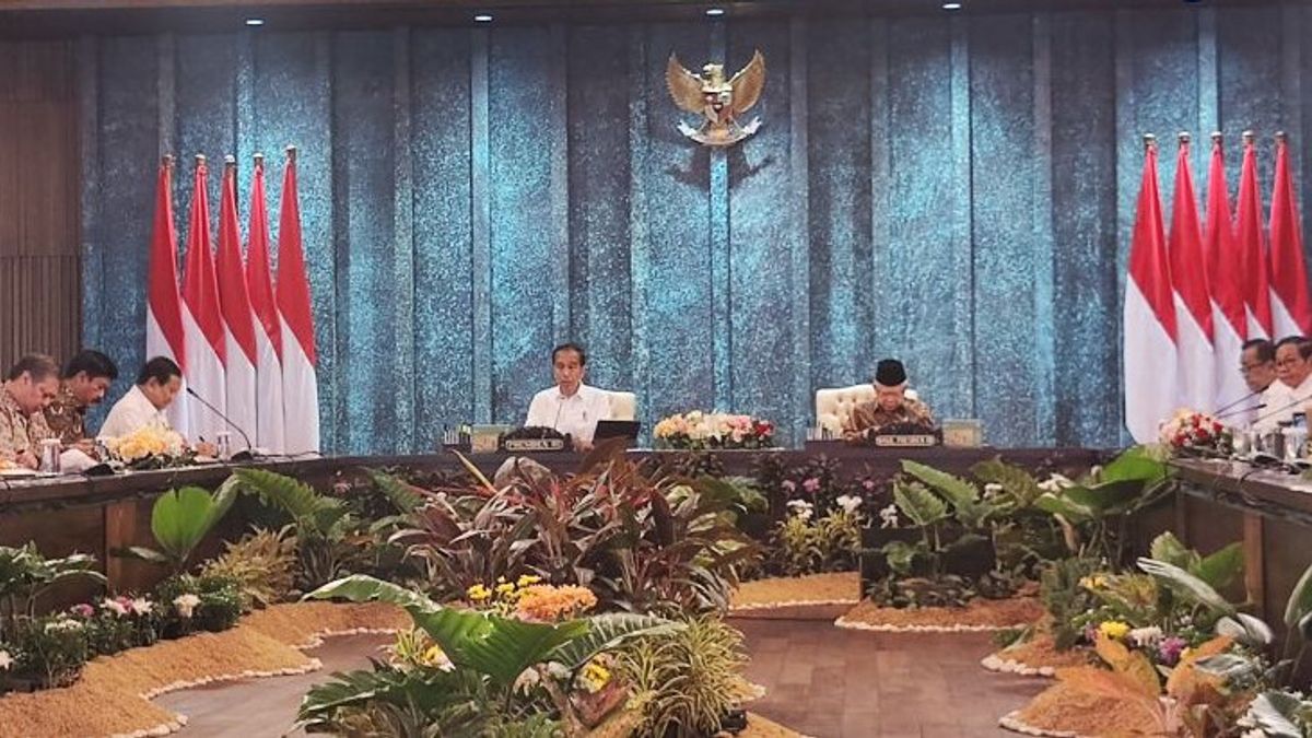 PMI Manufaktur Turun, Jokowi Minta Para Menteri Cari Tahu Penyebabnya