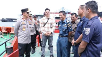 南苏门答腊地区警察拘留非法燃料运输船只