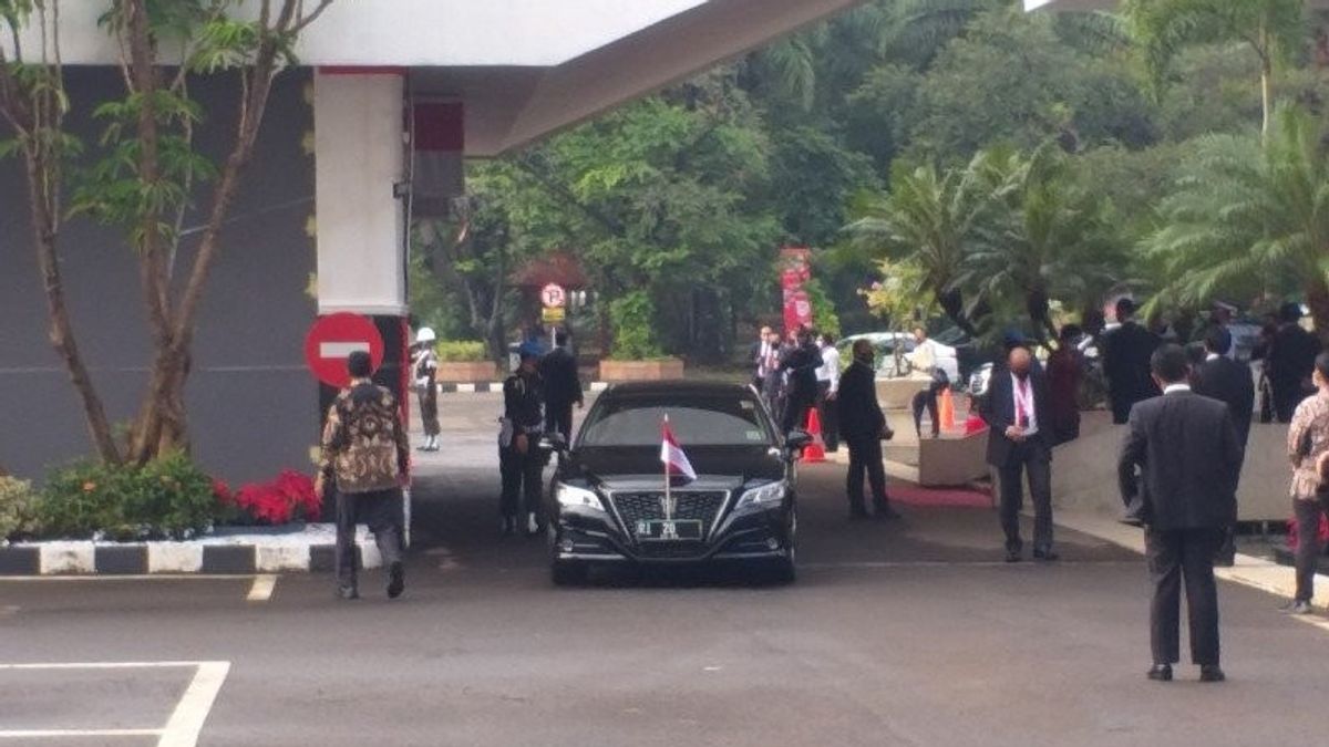閣僚と国家機関の首脳が国会議事堂に到着し始める