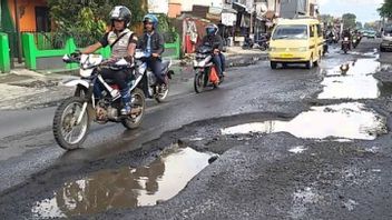 الحكومة لديها 32 تريليون روبية إندونيسية لإصلاح الطرق المتضررة في المناطق