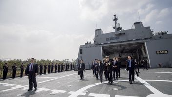 軍艦に乗船し、軍事演習を直接見守る台湾総統、蔡英文総統:二人とも祖国を守り続けよう