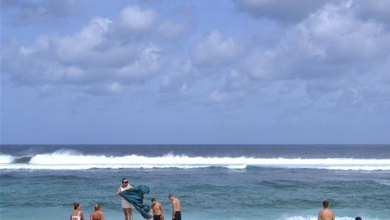 Foreign Tourists Entering The Island Of The Gods Now Without Quarantine, Bali Police Supervise Tourist Places