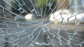 عضو في شرطة كاليمبونغ مات عندما اصطدم بجذع شجرة أثناء فحص الطريق