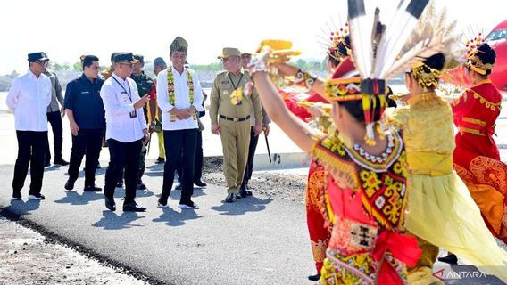Jokowi Is Greeted By Meriah Arriving In Singjawang, West Kalimantan