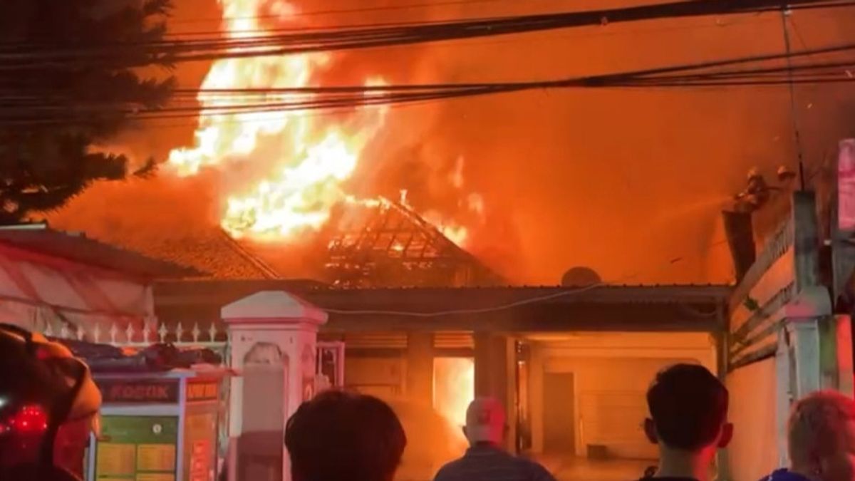 Panic, Residents Around Bojana Tirta Rawamangun Help Put Out The Fire In A Luxury House
