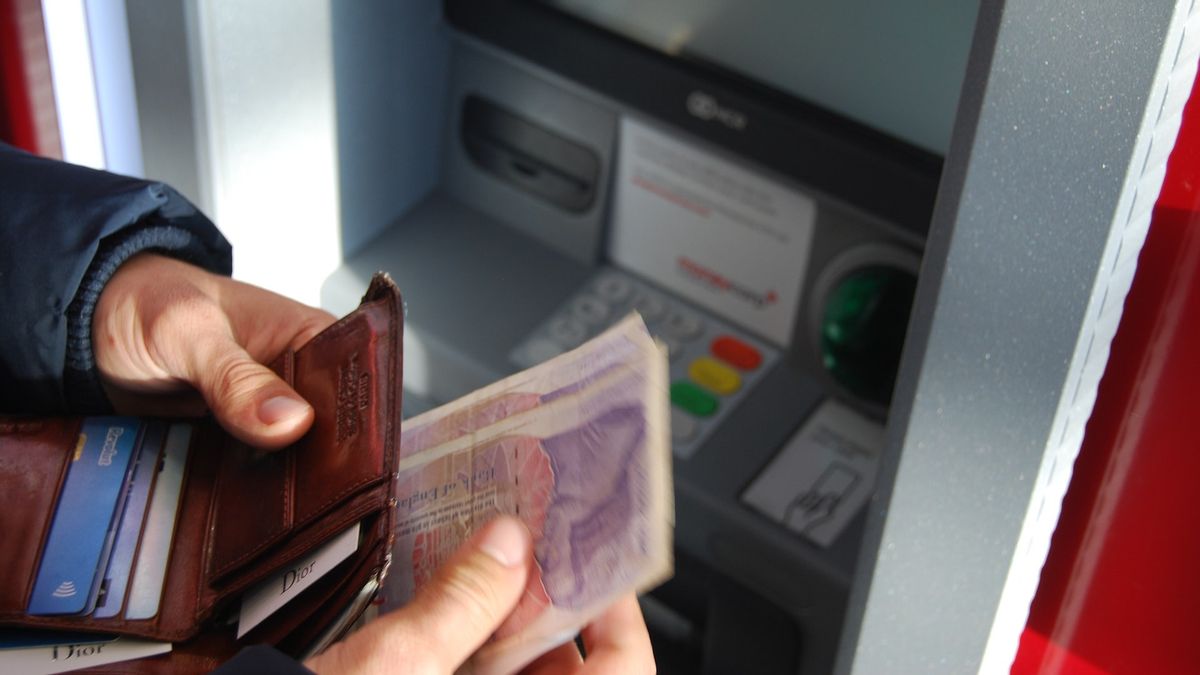Cara Tarik Tunai Tanpa Kartu di ATM BRI, BNI, BCA, dan Mandiri