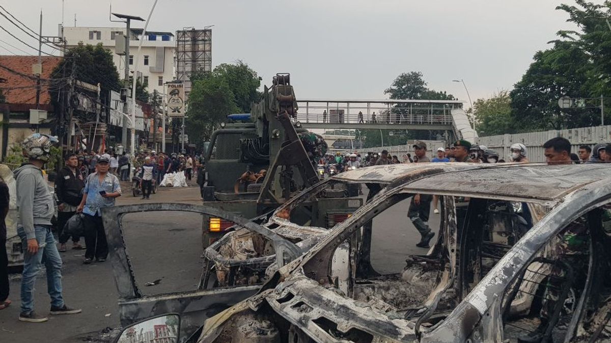 Anggota TNI Bereskan Puing-puing Mobil Sisa Kebakaran di Polres Metro Jatinegara