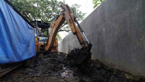 Après De Nombreuses Plaintes, Jalan Tun Abdul Razak Link Gowa-Makassar Qui A été Endommagé Et Inondé A Commencé à être Traité