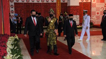 Impression De Fringant Et Charismatique Quand Jokowi Porte Des Vêtements Traditionnels Sabu De NTT