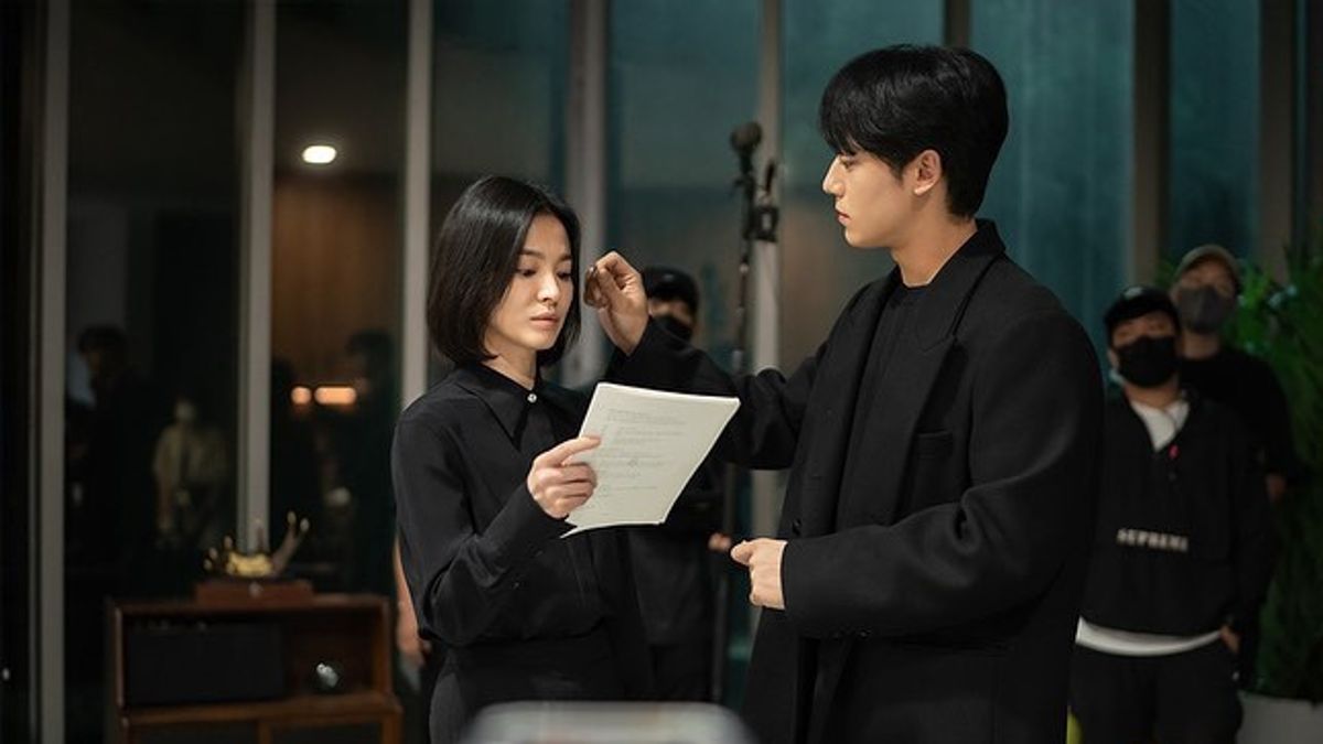 Adu Akting di <i>The Glory</i>, Lee Do Hyun Sebut Song Hye Kyo Bagai Master Akting