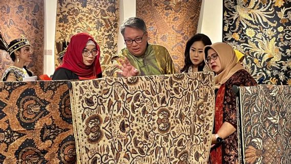 Proses Nglorod: Cara Melarutkan atau Membersihkan Malam pada Kain Batik