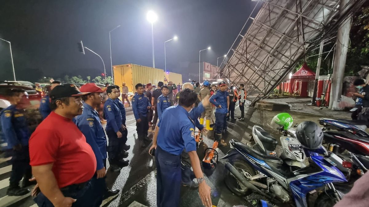 Pamulang收费站前的广告牌杆倒塌，警察因交通堵塞而难以疏散