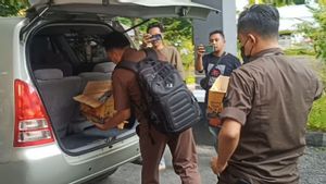 Jaksa Bawa 2 Kardus Berisi Dokumen Sitaan Usai Geledah Kantor Dinas ESDM NTB