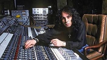  罗尼·詹姆斯·迪奥（Ronnie James Dio）今年上映的情感纪录片，展示了罗伯·哈尔福德（Rob Halford）、吉泽·巴特勒（Geezer Butler）和丽塔·福特（Lita Ford）