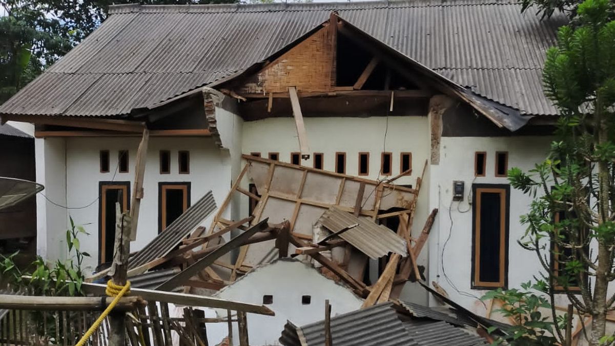 Begini Tampilan Rumah yang Rusak Akibat Guncangan Kuat 5 Detik Gempa Banten