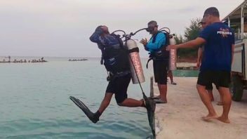 Polisi Lakukan Penyelaman Guna Evakuasi Ponsel Milik Wisatawan yang Tercebur di Pulau Pari