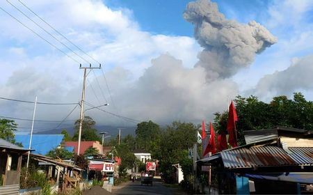 Gunung Ibu Halmahera Erupsi Luncurkan Lava Pijar Sejauh Satu Kilometer