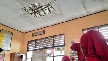 Students Of SDN Karangharja 2 Tangerang Continue To Study Even Though The Classroom Ceiling Is Broken By Strong Winds